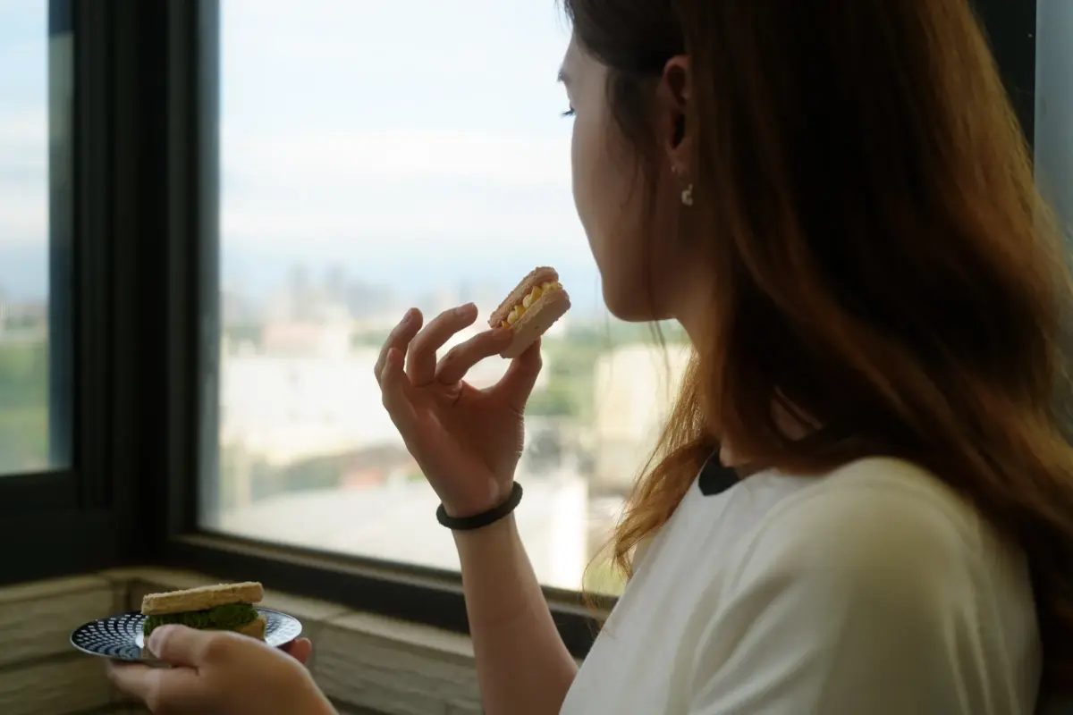 達克瓦茲是什麼?口感、由來、跟馬卡龍的差別與保存方法一次看懂 窄長形達克瓦茲一口剛好,不溢餡也不沾唇
