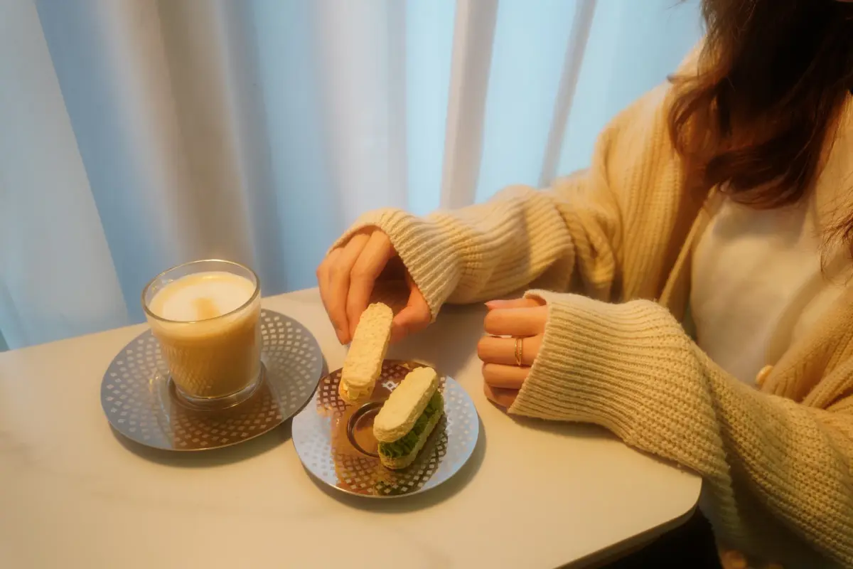 達克瓦茲是什麼?口感、由來、跟馬卡龍的差別與保存方法一次看懂 達克瓦茲搭配拿鐵的下午茶時光